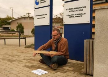 “ნორვეგიელი მუსიკოსი  ჩამოვიდა მიშას მხარდასაჭერად ზის ციხესთან და უკრავს” – ფოტო