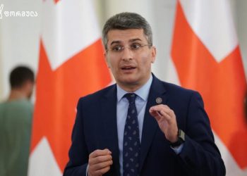 “ქმარს ცოლს და ცოლმა ქმარს მისცა ფული” – მამუკა მდინარაძე ფულის გადაცემის კადრებზე