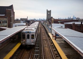 ქალი მატარებლის ვაგონში მგზავრების თვალწინ გააუპატიურეს  – “ტანსაცმელი შემოახია, თავდასხმა 8 წუთი გრძელდებოდა” – აშშ