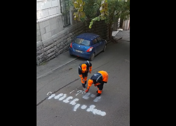 „ერთი „სასტავი“ დადის წერს მეორე უკან მოჰყვება და შლის“ – „თბილსერვის ჯგუფის” ფორმებში ჩაცმული ადამიანები წარწერას „თავისუფლება მიშას“ ფარავენ