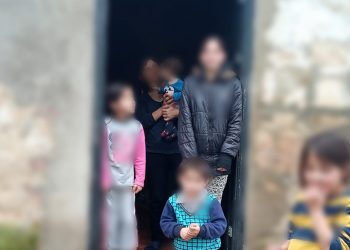 “ნანგრევებზე დადგმულ, 30 კვადრატულ სახლში, ქალი 10 შვილს ზრდის” – აკა სინჯიკაშვილი