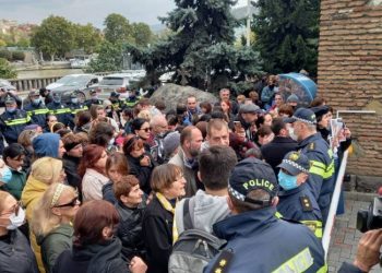 კოვიდ 19-ით გარდაცვლილი ადამიანების ოჯახის წევრები და ახლობლები საპატრიარქოსთან აქციას მართავენ