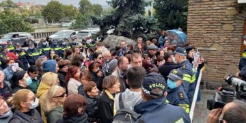 კოვიდ 19-ით გარდაცვლილი ადამიანების ოჯახის წევრები და ახლობლები საპატრიარქოსთან აქციას მართავენ