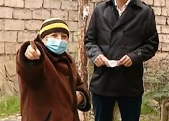 (ვიდეო) – “არა გრცხვენია?! ფულისტები და მათხოვრები ხართ… ისე იკვნესე შენ…” – მოქალაქე ამტკიცებს, რომ ამომრჩევლის მოსყიდვა დაინახა