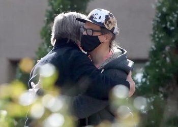 ალეკ ბოლდუინი ტრაგიკულად დაღუპული ოპერატორის ქმარ-შვილს შეხვდა