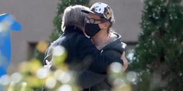 ალეკ ბოლდუინი ტრაგიკულად დაღუპული ოპერატორის ქმარ-შვილს შეხვდა