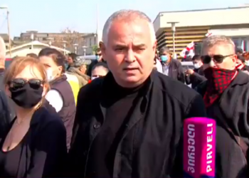 “თუ არ ეყოფა, კიდევ მოვიტანთ” – რუსთავის ციხესთან შეკრებულების ნაწილი ცოცხებით შეიარაღებულია