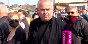 “თუ არ ეყოფა, კიდევ მოვიტანთ” – რუსთავის ციხესთან შეკრებულების ნაწილი ცოცხებით შეიარაღებულია