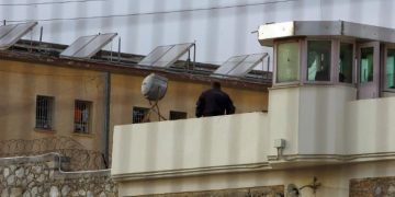 მიხეილ სააკაშვილის გათავისუფლების მოთხოვნით რუსთავის მე-12 სასჯელაღსრულების დაწესებულებასთან მისი მხარდამჭერები იკრიბებიან