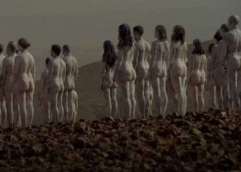 მკვდარ ზღვაში წყლის დონის შემცირების პრობლემისადმი ყურადღების მისაქცევად ასობით ადამიანი გაშიშვლდა