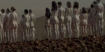 მკვდარ ზღვაში წყლის დონის შემცირების პრობლემისადმი ყურადღების მისაქცევად ასობით ადამიანი გაშიშვლდა