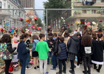 ბათუმში, სახლის ნანგრევებთან დაღუპული ბავშვების  კლასელები მივიდნენ