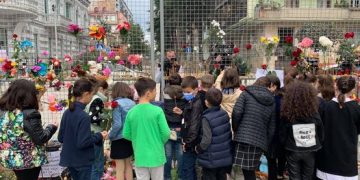 ბათუმში, სახლის ნანგრევებთან დაღუპული ბავშვების  კლასელები მივიდნენ