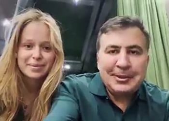 (ვიდეო) – სააკაშვილის ახალი ოჯახი – ვინ არის მისი რჩეული და რას ამბობს ვიდეოში, რომელიც გამომგზავრებამდე ჩაწერა?