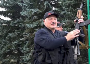 მინსკში გამოფინეს ავტომატი, რომელსაც ლუკაშენკო 2020 წლის აქციების დროს ატარებდა