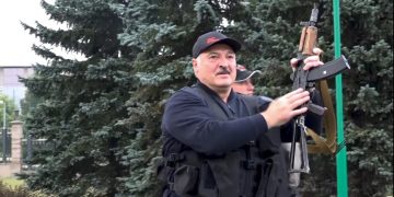 მინსკში გამოფინეს ავტომატი, რომელსაც ლუკაშენკო 2020 წლის აქციების დროს ატარებდა