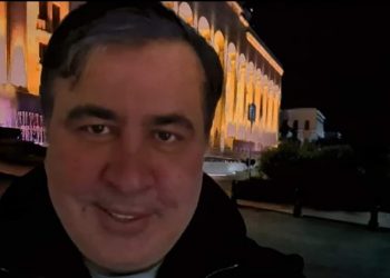 (ფოტო) – “სერიიდან: როგორ იცოდა ღარიბა-ივანიშვილმა მიშა რომ აქ იყო” – ნიკა ნარსია