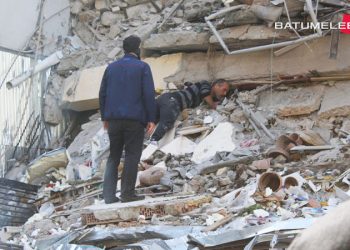 ჩამონგრეულ ერთ-ერთ ბინაში არის დედა, 2 ბავშვი და მაზლი – ოჯახის ახლობელი