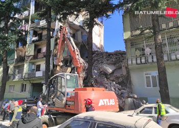 “კორპუსი იყო გამოშიგნული,  არავინ იცის, გვერდითა სადარბაზო როდის ჩამოინგრევა…” – ადგილობრივი მაცხოვრებელი
