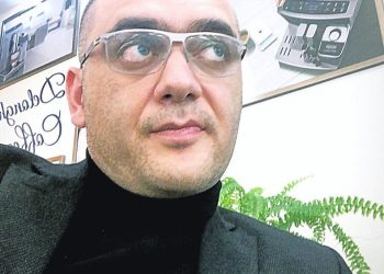 “პლეხანოვზე მივდიოდი, როცა უკან ვიღაცამ დანა მომადო და ეს ტელეფონი ხელიდან გამტაცა!..” – ნიკო მიქაია