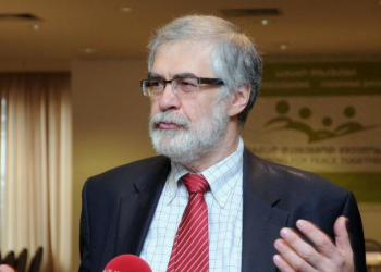 “თალაკვაძე იდიოტი ნამდვილად არაა, ვალდებულია თავი მოიდებილოს, ვითომ სენატორ რიშის აზრი ვერ გაიგო” – გია ნოდია