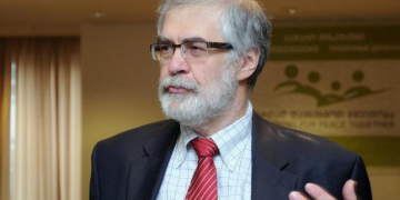 “თალაკვაძე იდიოტი ნამდვილად არაა, ვალდებულია თავი მოიდებილოს, ვითომ სენატორ რიშის აზრი ვერ გაიგო” – გია ნოდია