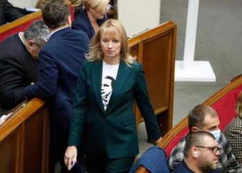 სოლიდარობა მიხეილ სააკაშვილს – რადას დეპუტატი საქართველოს ექსპრეზიდენტის გამოსახულებიან მაისურში