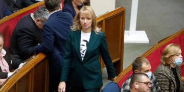 სოლიდარობა მიხეილ სააკაშვილს – რადას დეპუტატი საქართველოს ექსპრეზიდენტის გამოსახულებიან მაისურში