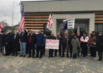 “ექიმები სიცოცხლისთვის” – მიხეილ სააკაშვილის მხარდამჭერი აქცია რუსთავის ციხესთან