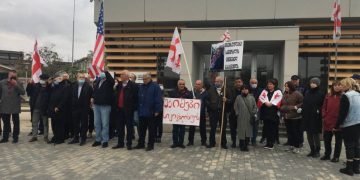 “ექიმები სიცოცხლისთვის” – მიხეილ სააკაშვილის მხარდამჭერი აქცია რუსთავის ციხესთან