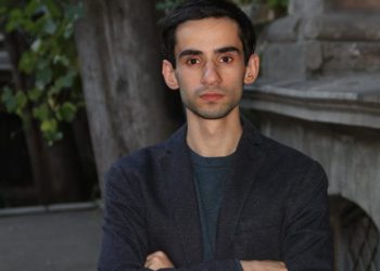 სიმონიშვილი ღარიბაშვილზე: ყოველდღიურად საკუთარი სამართლის წიგნს წერს, თავი მეფე ჰგონია