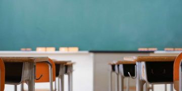 გულგრილობა და შესაძლო კორუფცია – სკოლები მერხების გარეშე დარჩა