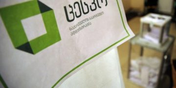 ერთ-ერთ საარჩევნო უბანზე “ფორმულას” ჟურნალისტის მიმართ ელექტროშოკის გამოყენება სცადეს – ხმაური ზუგდიდში