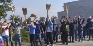 „ნაცმოძრაობის“ კოლონებს ქუთაისის შესასვლელთან მოქალაქეები ცოცხებით ხვდებიან და ავტომობილებს შეძახილებით აცილებენ