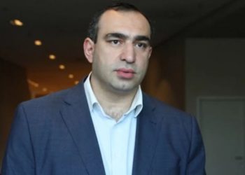 ვლადიმერ ბოჟაძე: ბათუმში წუხელ მთელი ღამე წვიმდა და ზღვაზე შტორმი იყო, ჰოდა ამ ჰალსტუხი ჭამია ყვარყვარემ სად გადაიღო ეს ვიდეო?