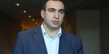 ვლადიმერ ბოჟაძე: ბათუმში წუხელ მთელი ღამე წვიმდა და ზღვაზე შტორმი იყო, ჰოდა ამ ჰალსტუხი ჭამია ყვარყვარემ სად გადაიღო ეს ვიდეო?