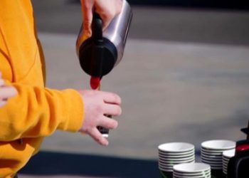 “გირჩი – მეტი თავისუფლების” წევრები ეროვნულ ბანკთან ყავას 1 დოლარად ყიდიან