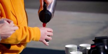 “გირჩი – მეტი თავისუფლების” წევრები ეროვნულ ბანკთან ყავას 1 დოლარად ყიდიან