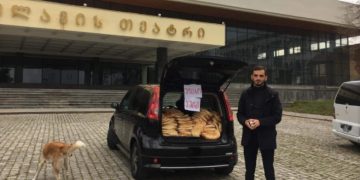 „26 წლის ბიჭმა საკუთარი დაბადების დღე დიმპიტაურით შეცვალა და ხალხს პური დაურიგა”