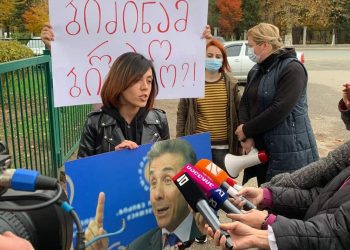 ანა წითლიძემ პოლიციის შენობასთან ბიძინა ივანიშვილის ფოტო მიიტანა – აქცია-პერფორმანსი ზუგდიდში