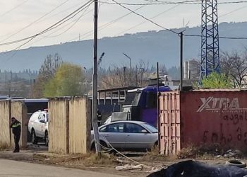 საქალაქო სასამართლოსთან წყლის ჭავლის მანქანაა მობილიზებული