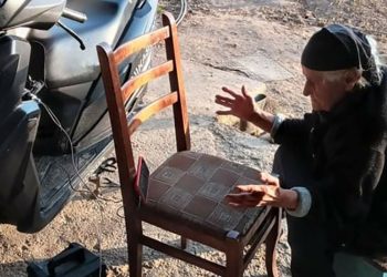 “წყევლის იმერულად, სიცრუეს ამბობენ ესენიო” – 85 წლის ბებო სააკაშვილის სასამართლო პროცესის ყურებისას