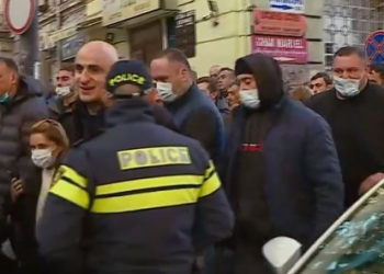 “ნაციონალური მოძრაობის” წევრები და მხარდამჭერები იუსტიციის სამინისტროსთან აქციას მართავენ