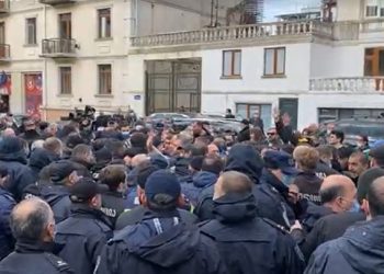 ბათუმში დაძაბულობა გრძელდება — პოლიციამ აქციის მონაწილეების დაკავება დაიწყო