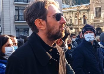 ,,ბოიკოტს ვუცხადებთ კომპანიებს “კოკა–კოლას” და “ვისოლს”, შესაბამისად არ ვყიდულობთ კოკა–კოლას და არ ვასხამთ საწვავს ვისოლში!” – ზვიად ტომარაძე