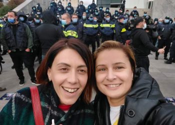 “აი, ის უბანში არჩევნების დღეს ორი ბიჭი რომ ცემაო” – “მოვედით, ჯეკი ჩანები” – ფოტო