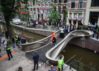 ამსტერდამში რვა მგზავრი პირბადის ტარებაზე უარის თქმის გამო დააკავეს