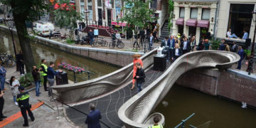 ამსტერდამში რვა მგზავრი პირბადის ტარებაზე უარის თქმის გამო დააკავეს