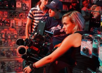 ჰოლივუდი გადასაღებ მოედანზე რეალური იარაღის გამოყენების აკრძალვას ითხოვს