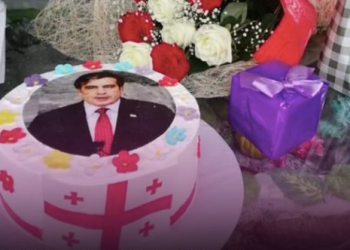 ერთ-ერთ საკონდიტროში სააკაშვილის გამოსახულებიან ტორტებს უკვეთავენ